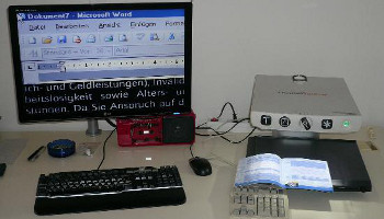 Foto eines Bildschirmarbeitsplatzes mit Vergrößerungsprogramm
